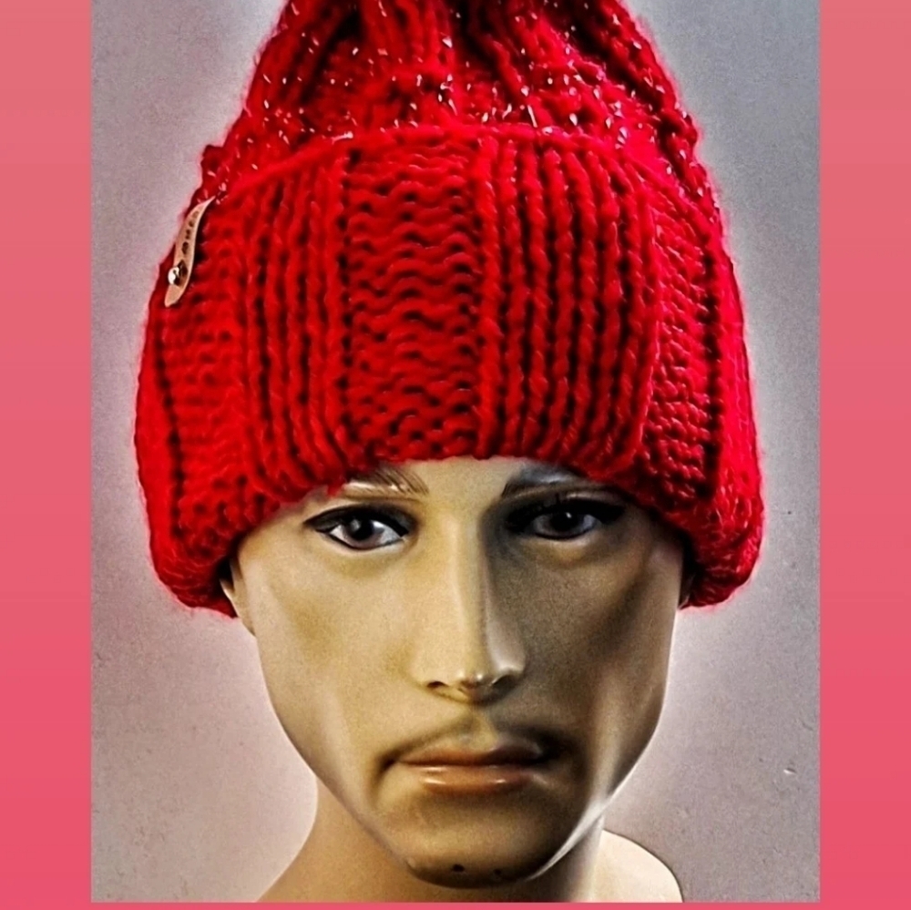 NWT Unisex Cashmere Blend Hand Knitted Cuff PomPom Beanie With A Little Bling.
